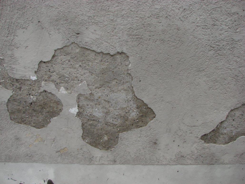 defekter Putz, Feuchtigkeit dringt in Mauerwerk