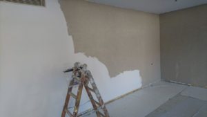 Renovation neu KleiderStore- neu Abrieb mit Wände ausglätten